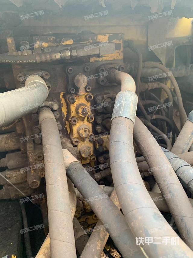 回转马达和主控阀（整机外观）