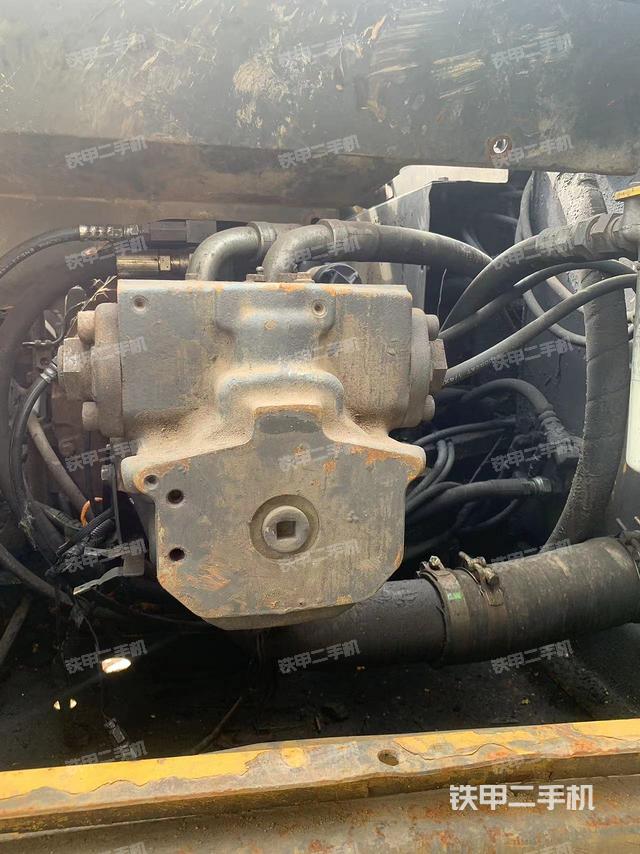 液压泵舱室正面整体（整机外观）