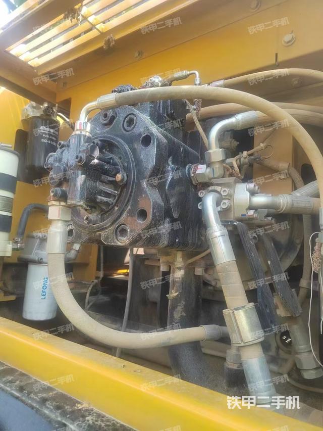 液压泵舱室正面整体（整机外观）