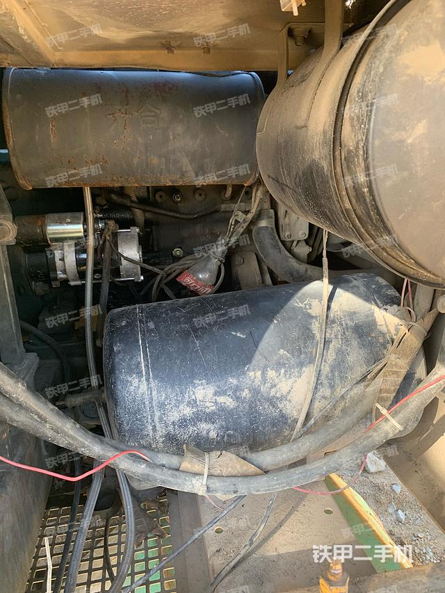 液压泵舱室正面整体（整机外观）