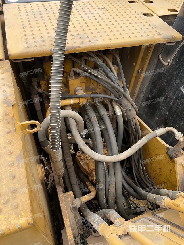 回转马达和主控阀（整机外观）