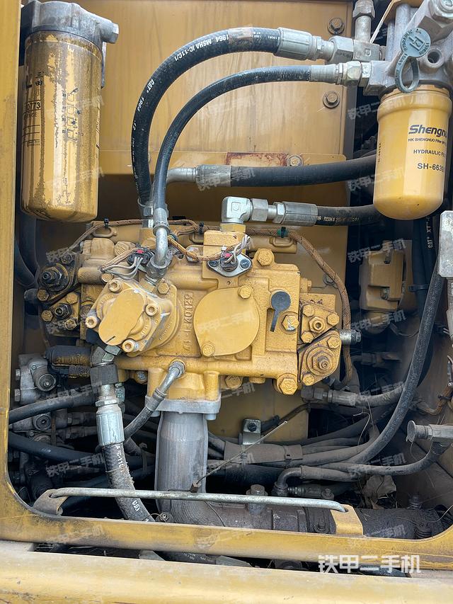 液压泵舱室正面整体（整机外观）