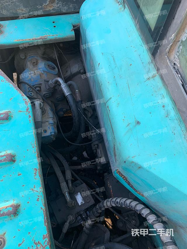 回转马达和主控阀（整机外观）