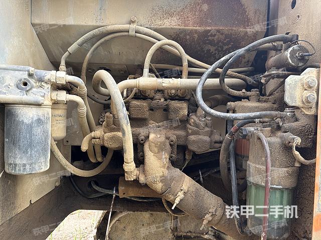 液压泵舱室正面整体（整机外观）