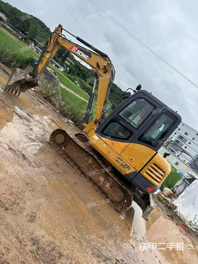 驾驶室顶部（整机外观）