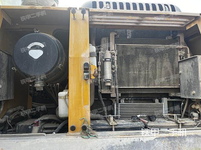 液压泵舱室正面整体（整机外观）