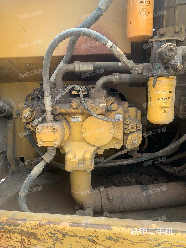 液压泵舱室正面整体（整机外观）