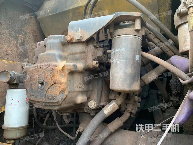 液压泵舱室正面整体（整机外观）