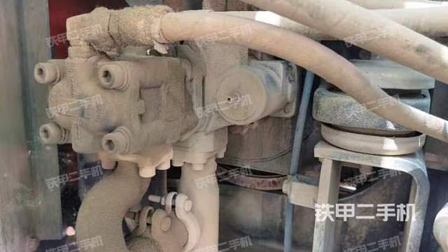 液压泵舱室正面整体（整机外观）