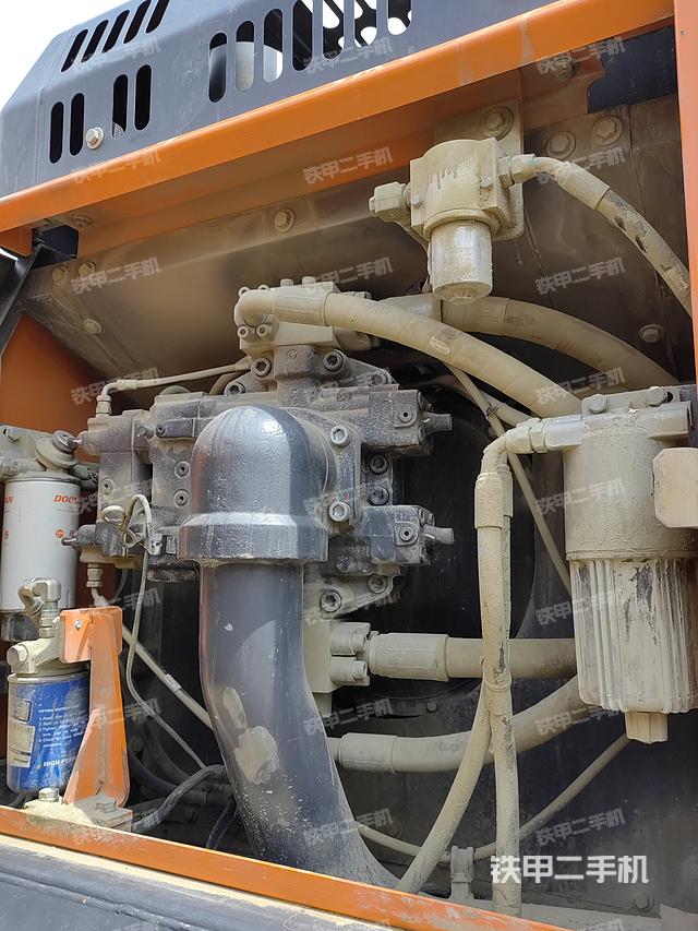 液压泵舱室正面整体（整机外观）