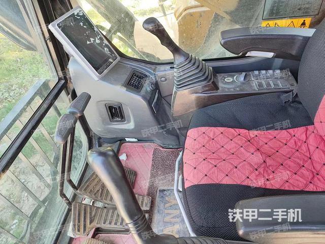 驾驶室顶部（整机外观）