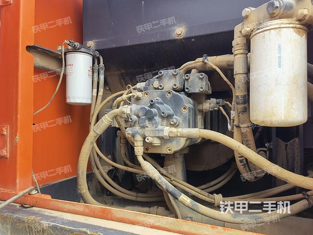 液压泵舱室正面整体（整机外观）