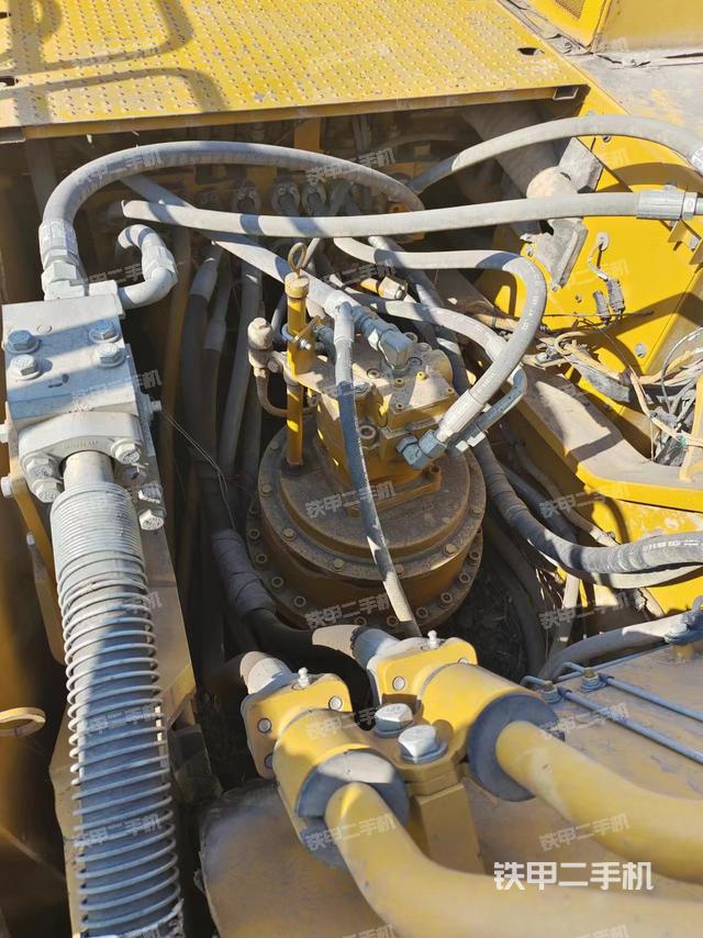 回转马达和主控阀（整机外观）