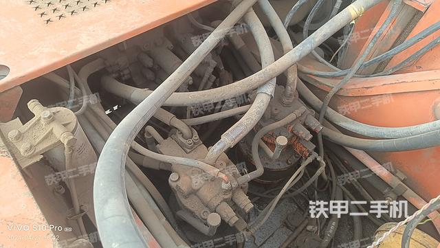 回转马达和主控阀（整机外观）