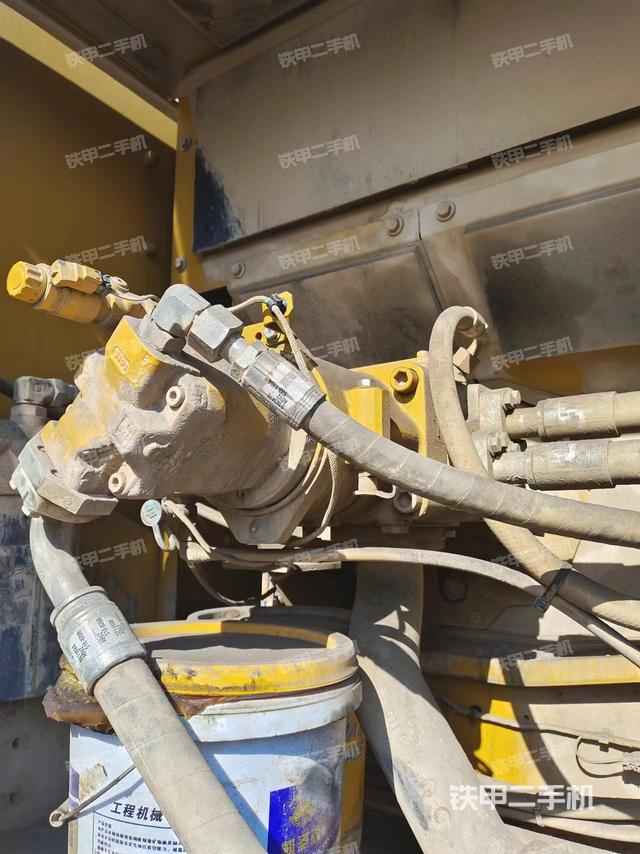 液压泵舱室正面整体（整机外观）