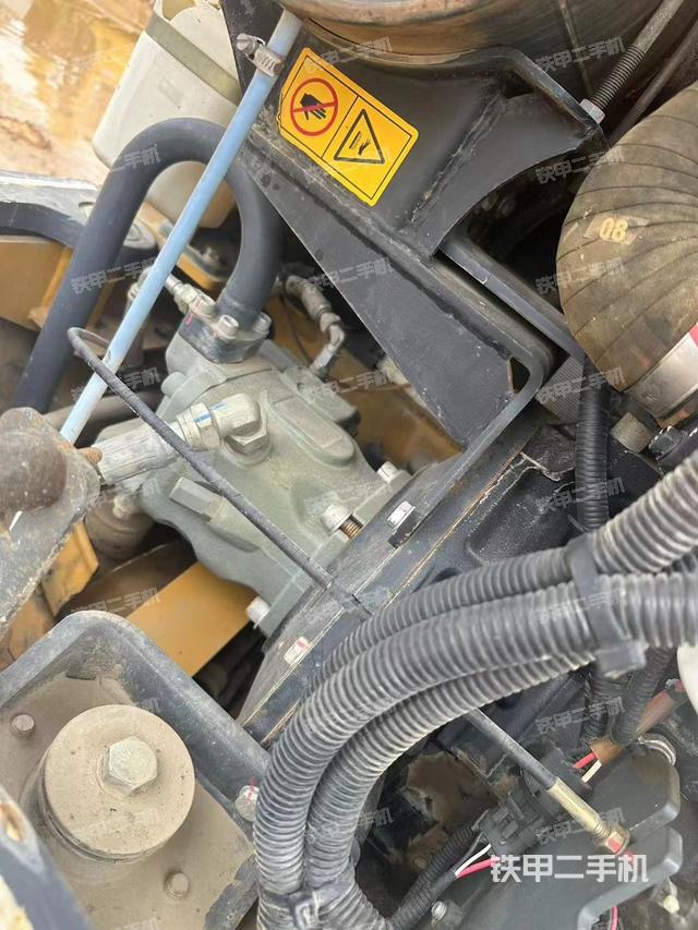 液压泵舱室正面整体（整机外观）