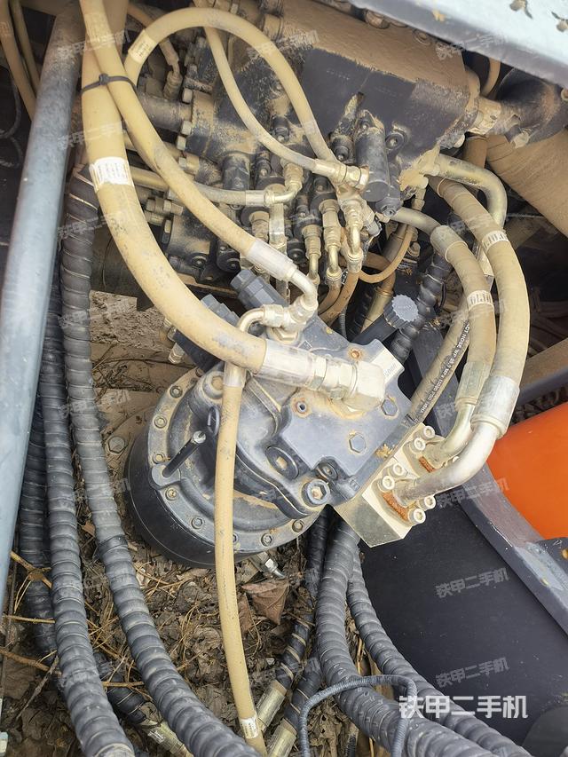 回转马达和主控阀（整机外观）