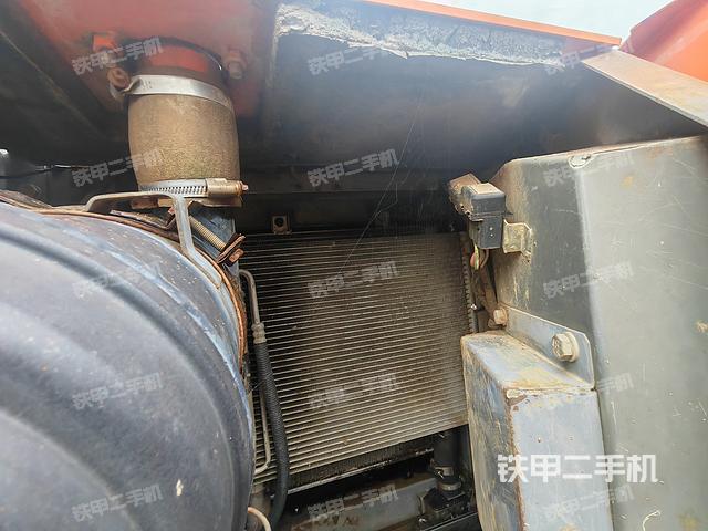 液压泵舱室正面整体（整机外观）