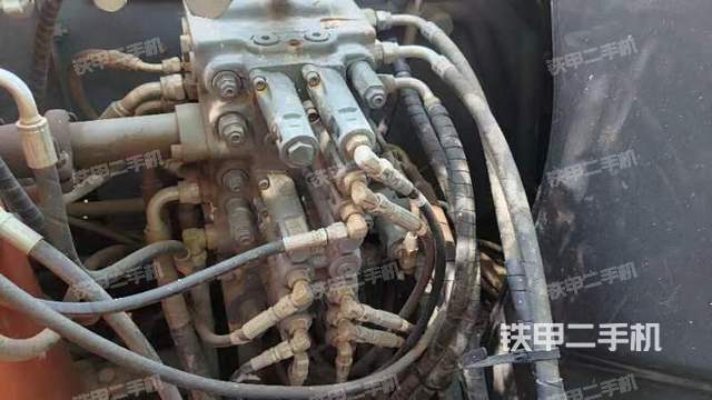 回转马达和主控阀（整机外观）