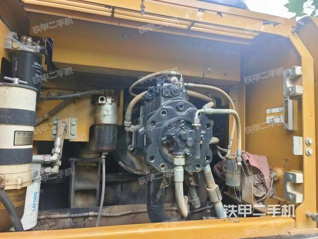 液压泵舱室正面整体（整机外观）