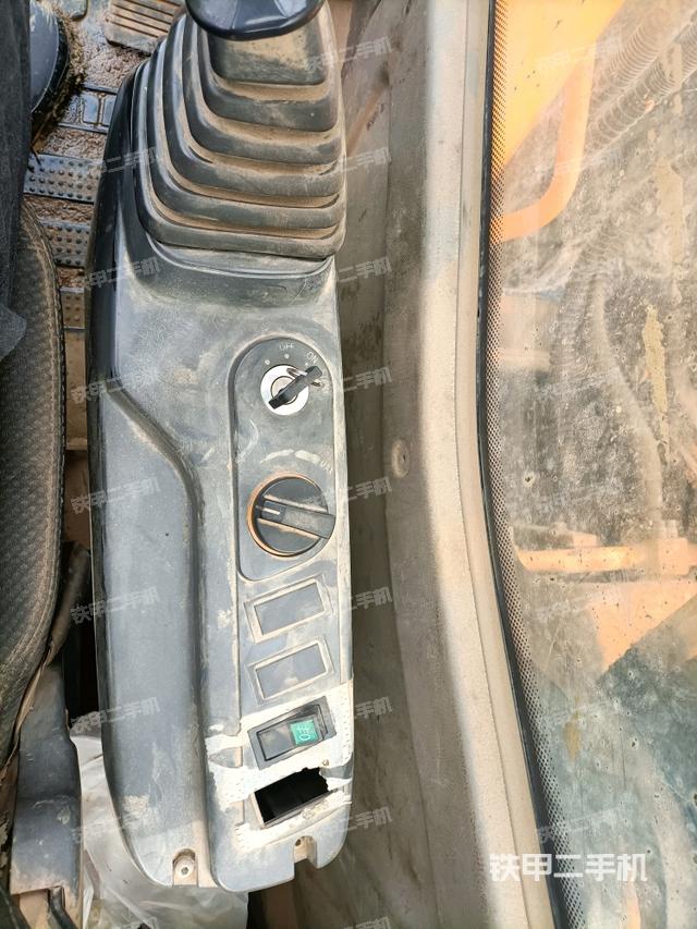 座椅右側(cè)控制臺/鑰匙門/油門/含右手柄（駕駛室部分）