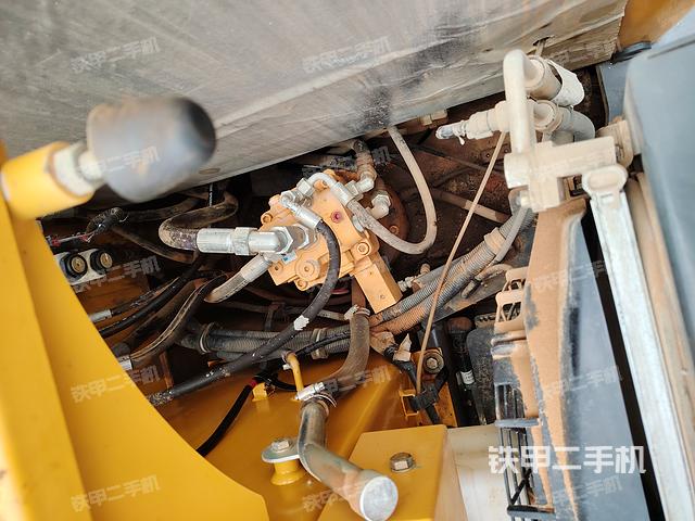 回转马达和主控阀（整机外观）