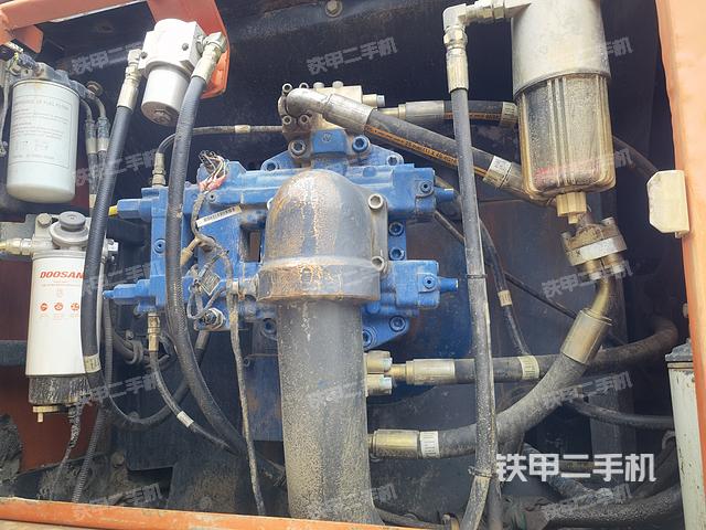 液压泵舱室正面整体（整机外观）