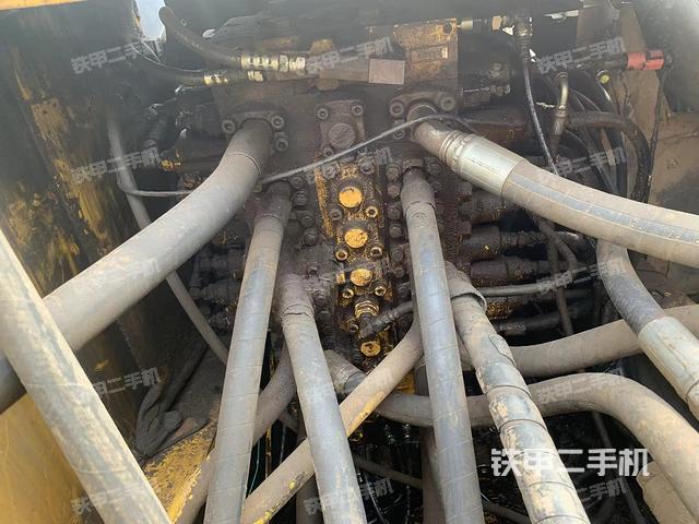 回转马达和主控阀（整机外观）