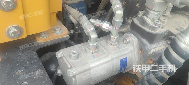 液压泵舱室正面整体（整机外观）