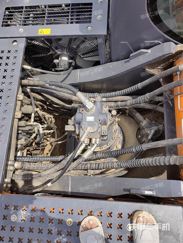 回转马达和主控阀（整机外观）