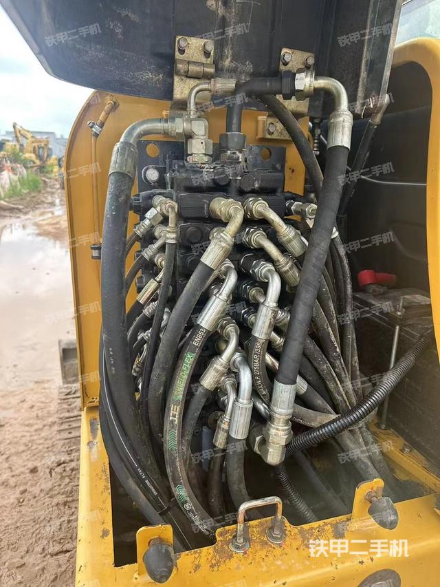 回转马达和主控阀（整机外观）