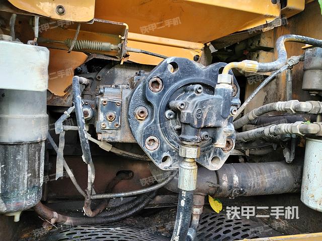 液压泵舱室正面整体（整机外观）