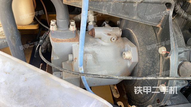 液压泵舱室正面整体（整机外观）