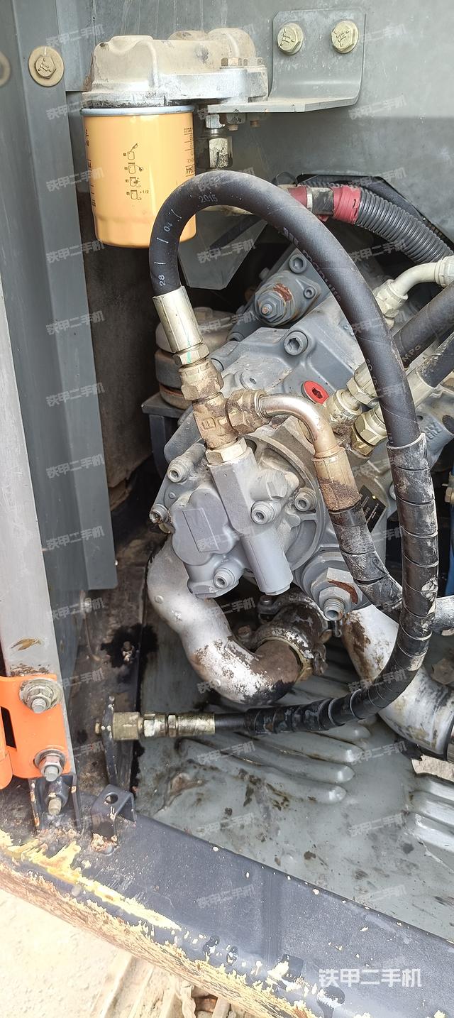 液压泵舱室正面整体（整机外观）