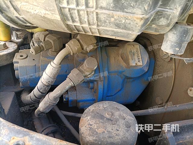 液压泵舱室正面整体（整机外观）