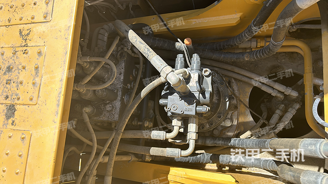 回转马达和主控阀（整机外观）