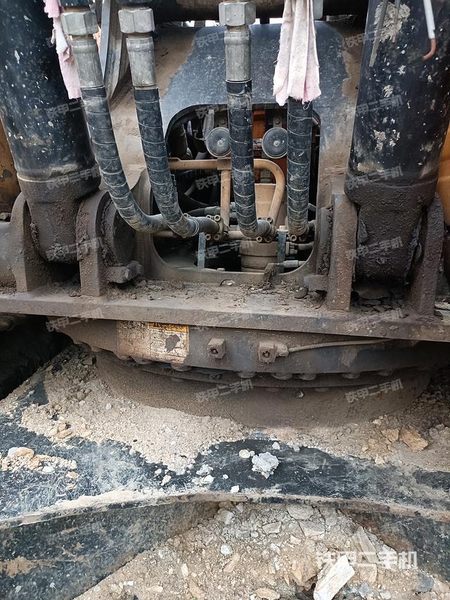 回转马达和主控阀（整机外观）