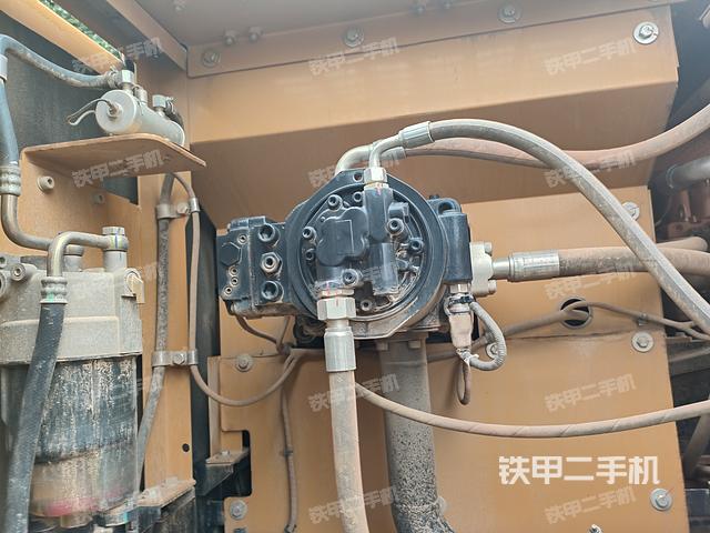 液压泵舱室正面整体（整机外观）