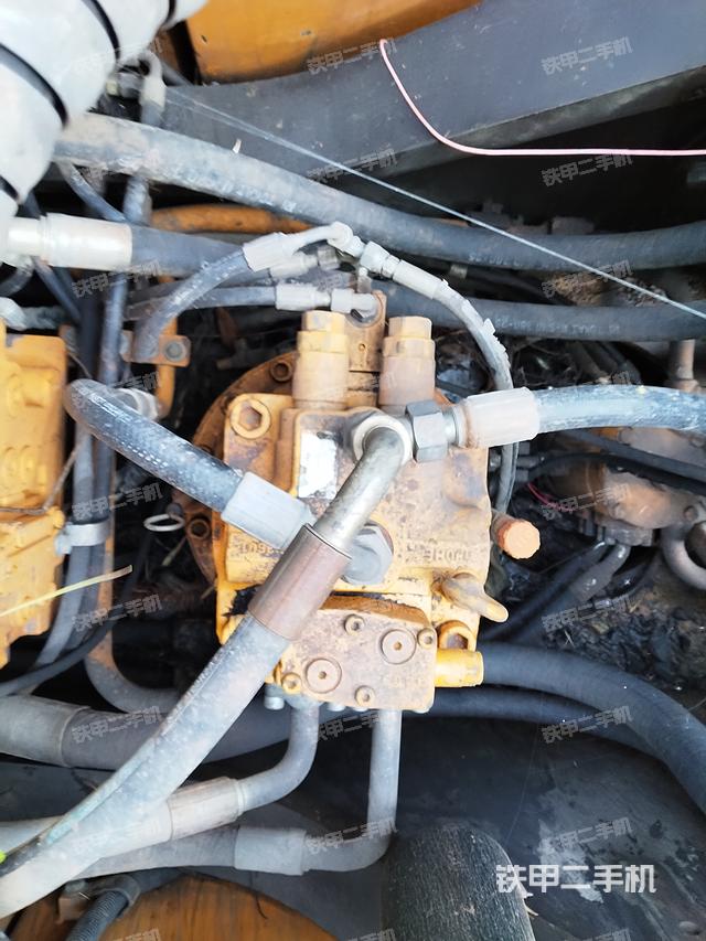 回转马达和主控阀（整机外观）