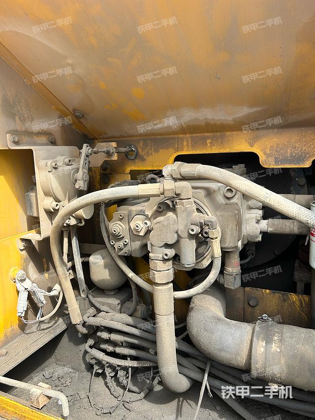 液压泵舱室正面整体（整机外观）