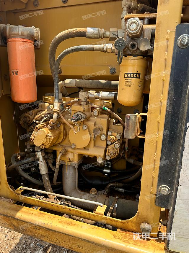 液压泵舱室正面整体（整机外观）