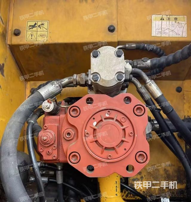 液压泵舱室正面整体（整机外观）