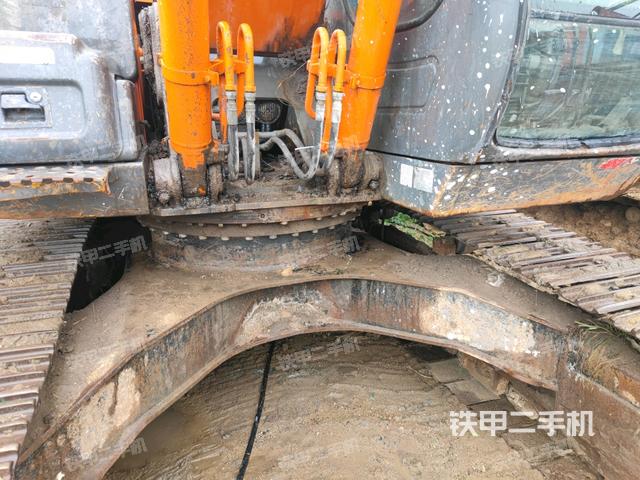 轉(zhuǎn)盤和下車架正前(工作和回轉(zhuǎn)裝置) 轉(zhuǎn)盤和下車架正前(工作和回轉(zhuǎn)裝置)