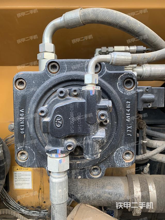 液压泵舱室正面整体（整机外观）