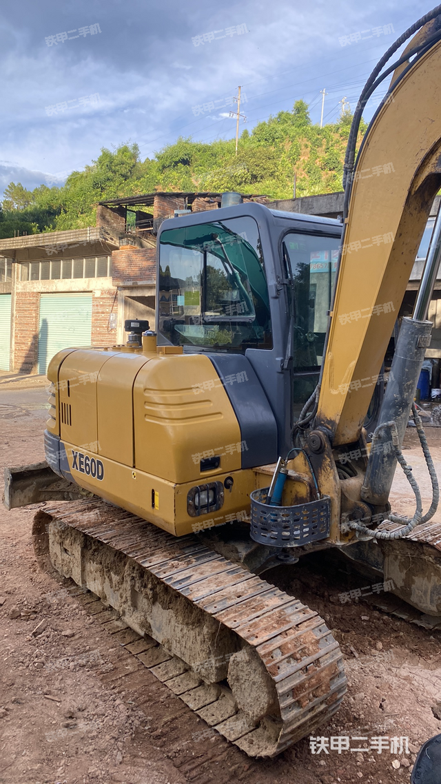 驾驶室顶部（整机外观）