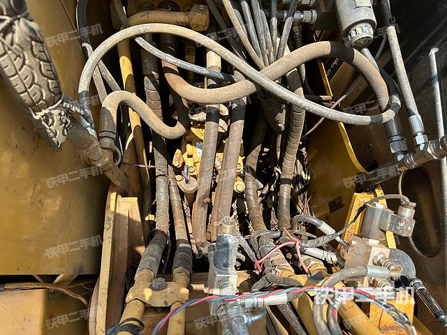 回转马达和主控阀（整机外观）