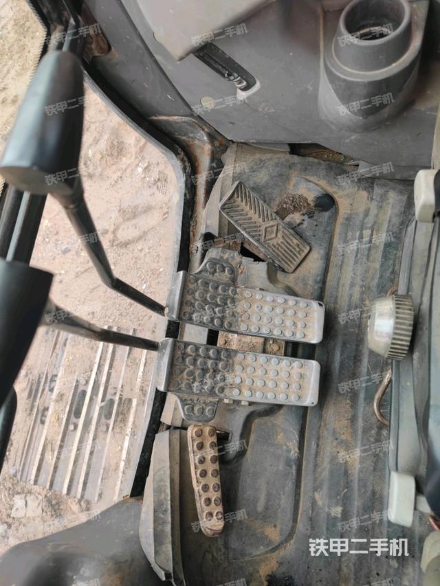 行走控制手柄和踏板?俯拍(駕駛室部分) 行走控制手柄和踏板?俯拍(駕駛室部分)