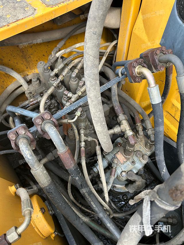 回转马达和主控阀（整机外观）