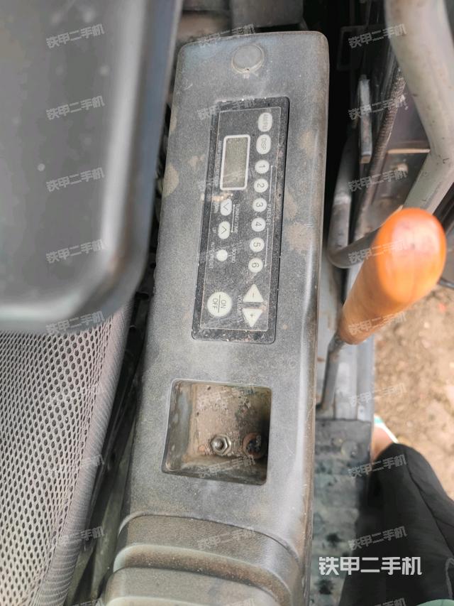 座椅右側(cè)控制臺/鑰匙門/油門/含右手柄(駕駛室部分) 座椅右側(cè)控制臺/鑰匙門/油門/含右手柄(駕駛室部分)