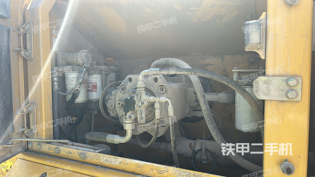 液压泵舱室正面整体（整机外观）